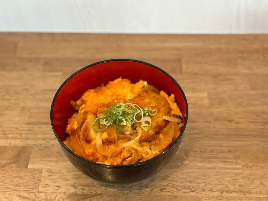 卵でとじたエビカツ丼